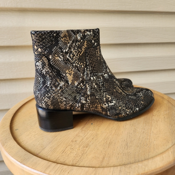 Vionic Kamryn snake print booties size 8.5 - Picture 9 of 13